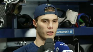 Move your feet: Martin St-Louis challenges Juraj Slafkovský in front of the media