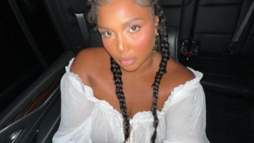 Fans shocked over Lizzo’s weight loss as singer twins with look-alike mom Shari in matching braids
