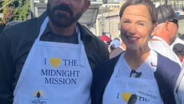 Ben Affleck and Jennifer Garner spend Thanksgiving feeding homeless in Los Angeles