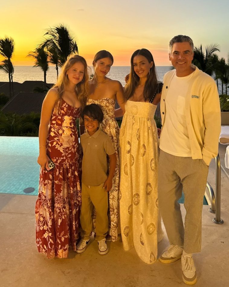 Jessica Alba, Cash Warren and 3 kids pose for family Thanksgiving photo on Mexico vacation