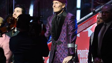 Patrik Laine officially back: a “Christmas present” for Kirby Dach