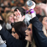 Nightclub stickers over smartphone rule divides the dancefloor