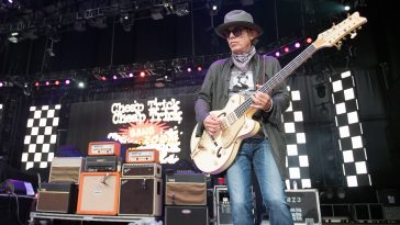 “People don’t use enough downstrokes. That up-and-down crap is for the birds”: Tom Petersson’s 12 tips for bass players