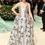 Amanda Seyfried Says Ariana Grande Was “Meant to” Play Glinda in ‘Wicked’