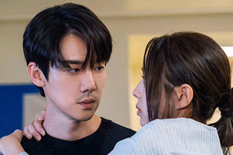 Yoo Yeon Seok Tends To Chae Soo Bin’s Recovery After Her Accident In “When The Phone Rings”