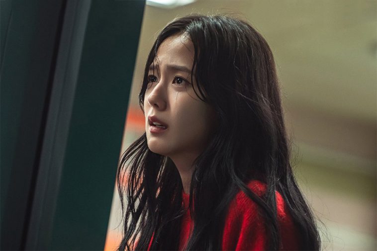 BLACKPINK’s Jisoo Is Tearful Yet Determined To Fight Zombies To Reunite With Her Boyfriend In Upcoming Drama “Newtopia”