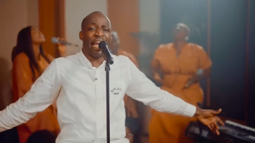 Watch Dunsin Oyekan in “The Worshipper’s Song” Live Performance Video