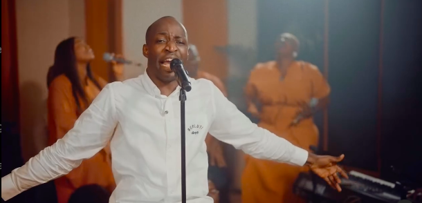 Watch Dunsin Oyekan in “The Worshipper’s Song” Live Performance Video