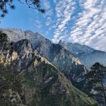 Li Xian Shows Patriotism While Hiking