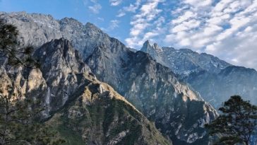 Li Xian Shows Patriotism While Hiking