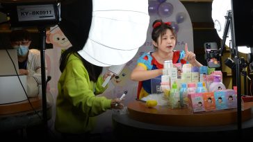 Skincare to Seafood, China’s Trade Hubs Ride the Livestream Wave