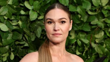Julia Stiles Recalls Her ‘SNL’ Cameo That Came Together in One Day: “I Scrambled to Find Childcare”