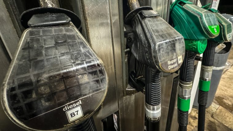 Benzines és dízel autók adókedvezményeit szüntetnék meg