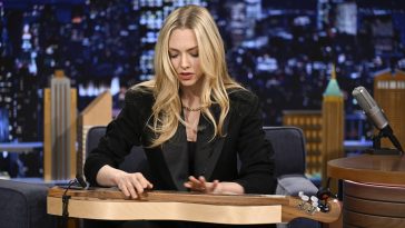 “Are you kidding me?!” Amanda Seyfried shows off her dulcimer chops as she covers a Joni Mitchell classic on Jimmy Fallon
