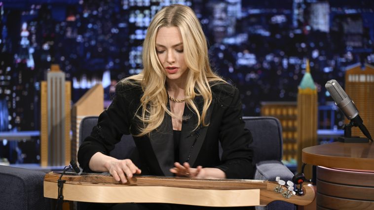 “Are you kidding me?!” Amanda Seyfried shows off her dulcimer chops as she covers a Joni Mitchell classic on Jimmy Fallon