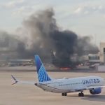 Avión de American Airlines se incendia en el aeropuerto de Denver; evacúan a pasajeros
