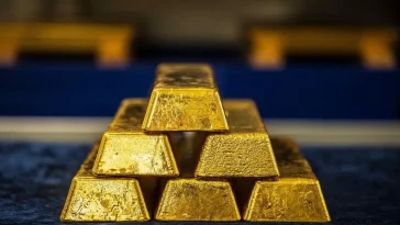 Gold rises to record as trade war concerns drive haven demand