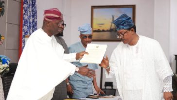 Oluwaloni sworn-in as Ayobo-Ipaja LCDA chairman, donates ambulance to PHC