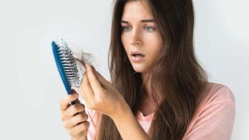 Una investigación demuestra que las dosis bajas de antibióticos funcionan tan bien como las más altas para un tipo raro de pérdida crónica del cabello