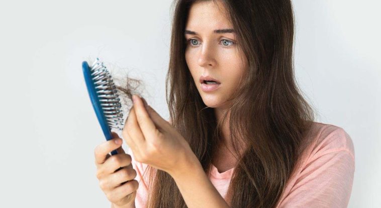 Una investigación demuestra que las dosis bajas de antibióticos funcionan tan bien como las más altas para un tipo raro de pérdida crónica del cabello