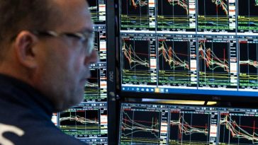 Mercados al vaivén: dólar bajó $65 y la bolsa se golpea 3,41%