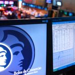 Las acciones argentinas se desploman, pero los bonos en dólares operan con ganancias