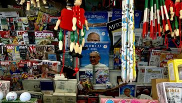 Corsa all’acquisto e prezzi più alti per i gadget di Papa Francesco dopo la sua morte