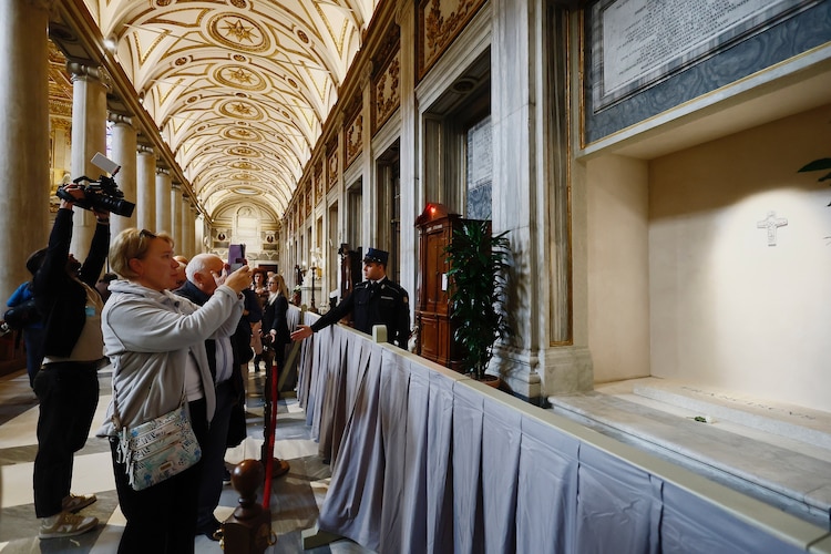 Pictures of Pope Francis’s tomb released as it opens to the public in Rome basilica