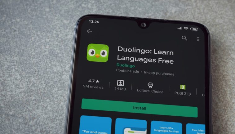 Duolingo sostituisce i lavoratori con l’intelligenza artificiale, l’azienda sarà “AI First”