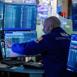 Potężne zwyżki na Wall Street. Dolar w górę, złoto w dół