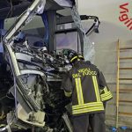 Incidente tra camion e scuolabus nel Comasco: morta una maestra, due bimbi feriti