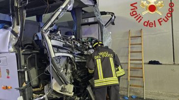 Incidente tra camion e scuolabus nel Comasco: morta una maestra, due bimbi feriti