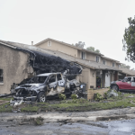 Avião de pequeno porte cai em San Diego (EUA) e atinge casas; todos a bordo morrem