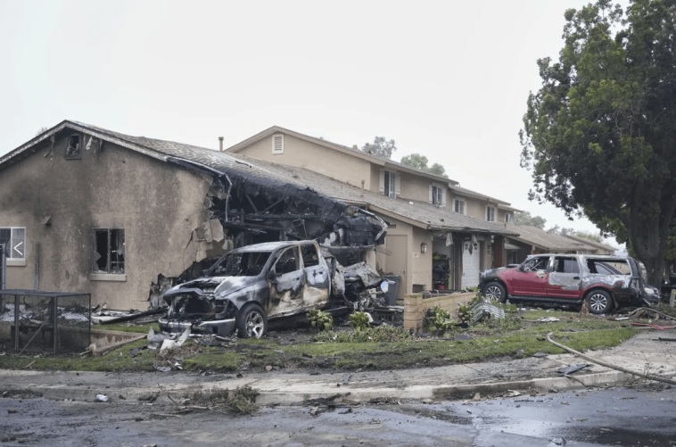 Avião de pequeno porte cai em San Diego (EUA) e atinge casas; todos a bordo morrem