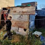 Encontraron a un nene de un año abandonado y desnudo: sus padres estaban borrachos