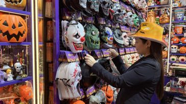 With Tariffs Paused, China’s Holiday Goods Hub Races to Fill Orders