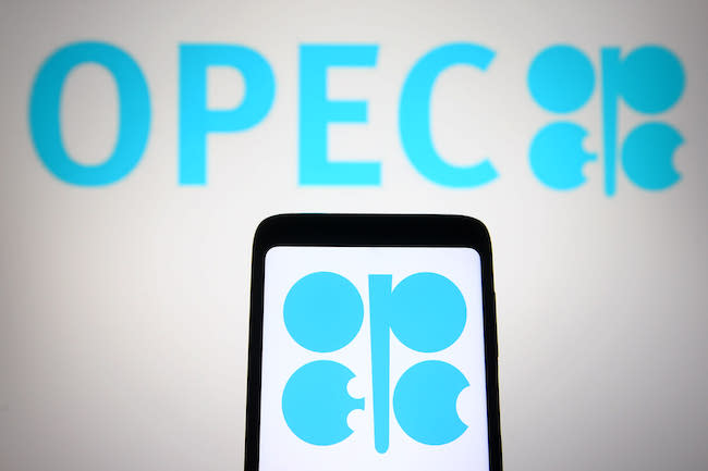 Dầu giảm nhẹ trước khả năng OPEC+ tăng sản lượng