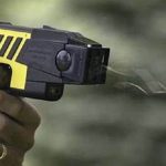 Uomo di 30 anni muore dopo essere stato colpito con il taser, indagini in corso