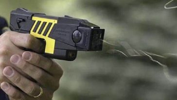 Uomo di 30 anni muore dopo essere stato colpito con il taser, indagini in corso