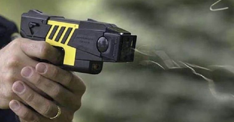 Uomo di 30 anni muore dopo essere stato colpito con il taser, indagini in corso