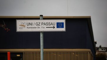 Auto su folla in Baviera, ferite moglie e figlia conducente