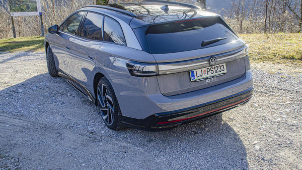 Volkovi z Wall Streeta: bo prej bankrotirala Tesla ali ZDA?