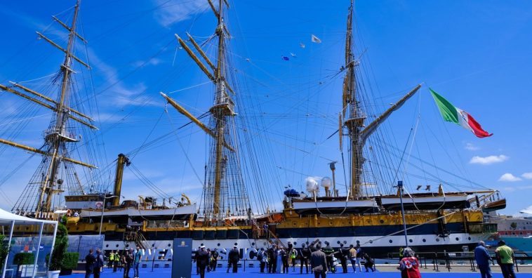 Tour Vespucci, tappa finale a Genova con Mattarella e il saluto delle Frecce tricolori