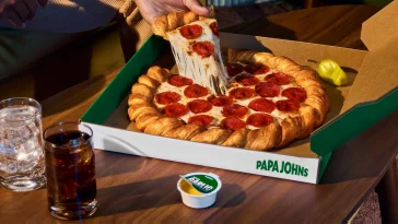 Papa John’s Introduces Its Debut Croissant Pizza, Offering Pizza Enthusiasts an Unprecedented Flaky Experience