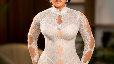 Add a Sultry Effect to Your Big Day With This Lovely Bridal Inspo