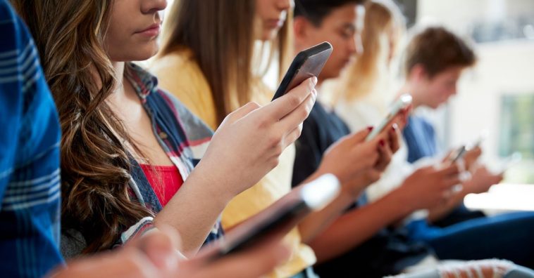 Scuola: da settembre stop ai cellulari in classe anche alle superiori