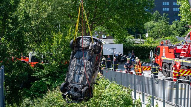 Hamburg: Auto stürzt aus Parkhaus fünf Meter in Tiefe