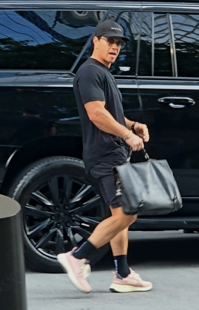 Equinox opens before dawn for Mark Wahlberg so star can workout ahead of Fanatics Fest