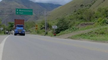 Tres tractocamiones incendiados y explosivo en vía Buenaventura-Loboguerrero