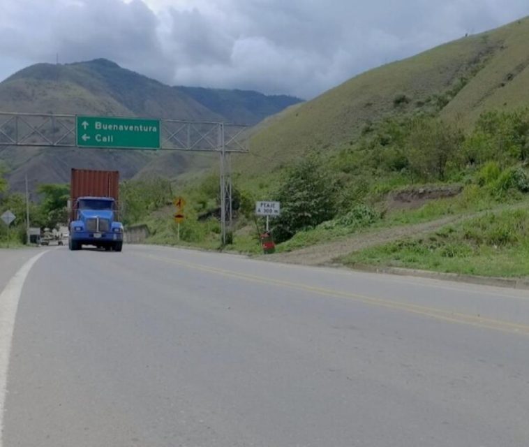 Tres tractocamiones incendiados y explosivo en vía Buenaventura-Loboguerrero